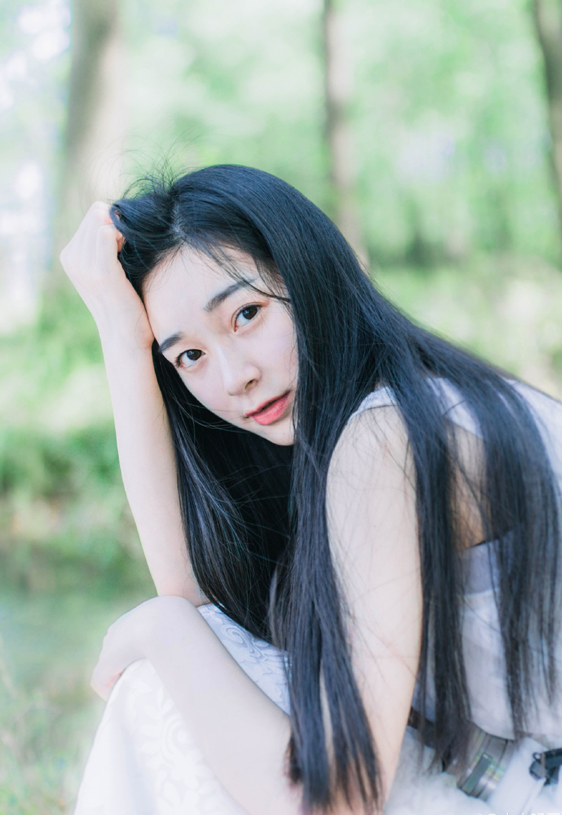 “那你待如何？”人群中，突然响起一声闷哼，众人回头看去，却见张任披盔带甲，手持长枪，在几名士卒警惕的看管下，缓步上前，一股浓浓的压迫感散发出来，让周围一群世家不由自主的退开几步。